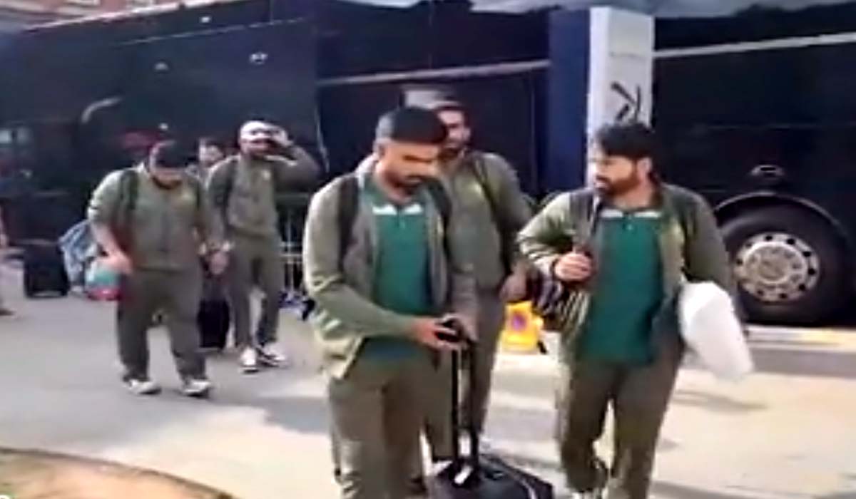 پاکستان کرکٹ ٹیم آئرلینڈ سے انگلینڈ پہنچ گئی