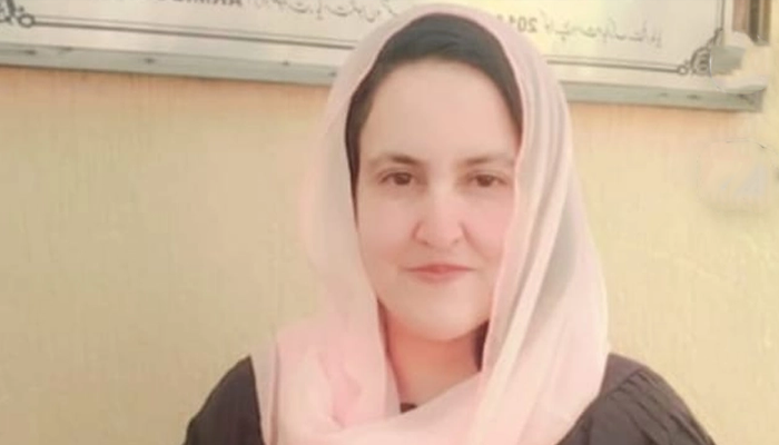 آزاد کشمیر کی چترہ ٹوپی کی بیٹی نے تعلیمی میدان میں شاندار کامیابی حاصل کر لی، علاقے کا نام روشن کردیا 1 43 1